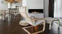 Coin détente de style scandinave avec un foyer de coin au gaz Galaxy 48, créant une séparation visuelle avec la cuisine.