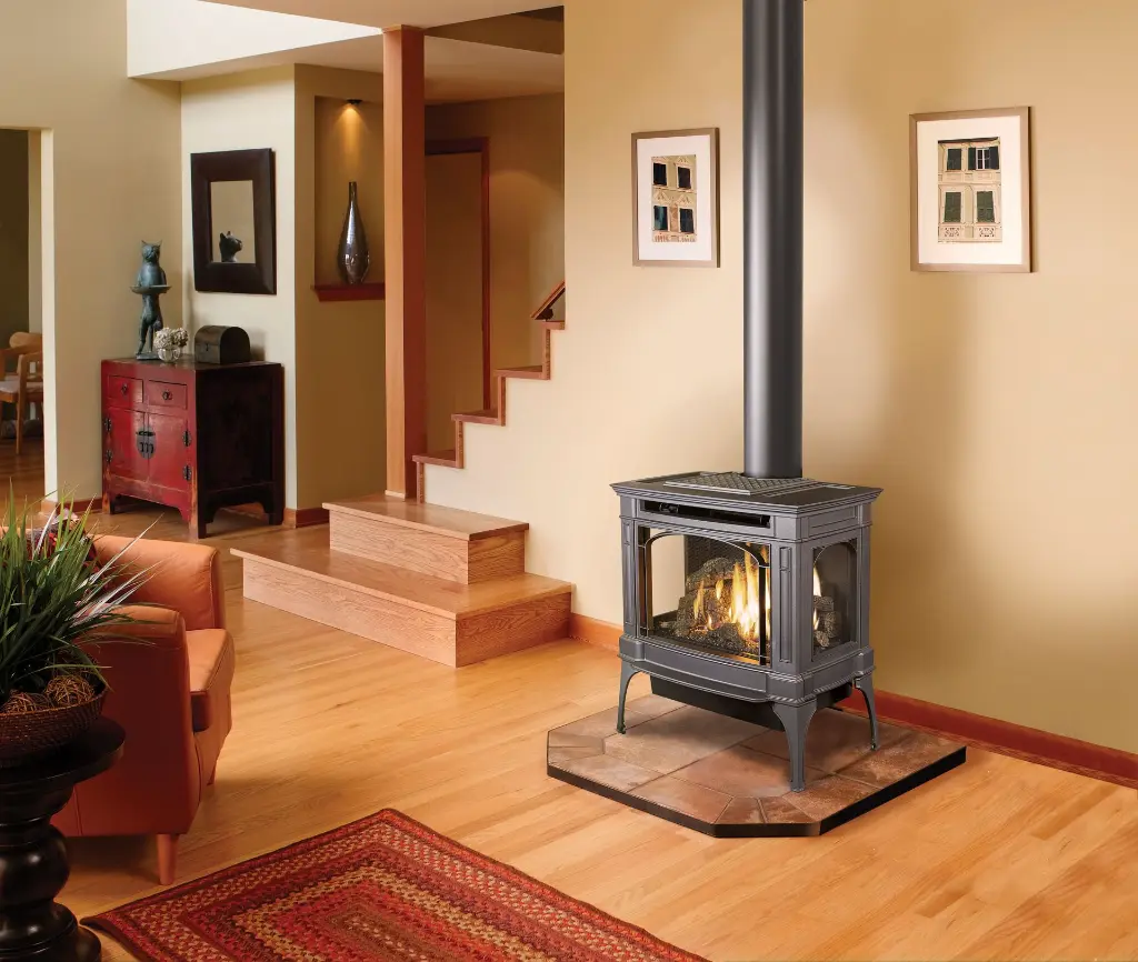 Vue sur les trois côtés vitrés du poêle à gaz Berkshire de Lopi, offrant une vision parfaite des flammes dans un coin salon classique.