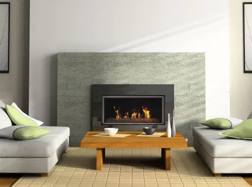 Foyer au gaz Peak 35 de Savannah, créant une ambiance zen et minimaliste avec son contour en pierre naturelle dans un salon contemporain.