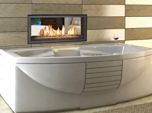 Installation unique du foyer au gaz double face Canyon 35 au-dessus d'un bain tourbillon, pour une expérience de détente et de confort ultime.