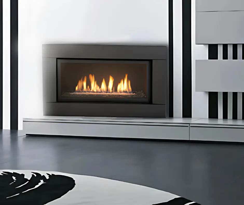 Look graphique et contemporain avec le foyer au gaz Essence 45, mis en valeur par un jeu de lignes noires et blanches dans un salon moderne.