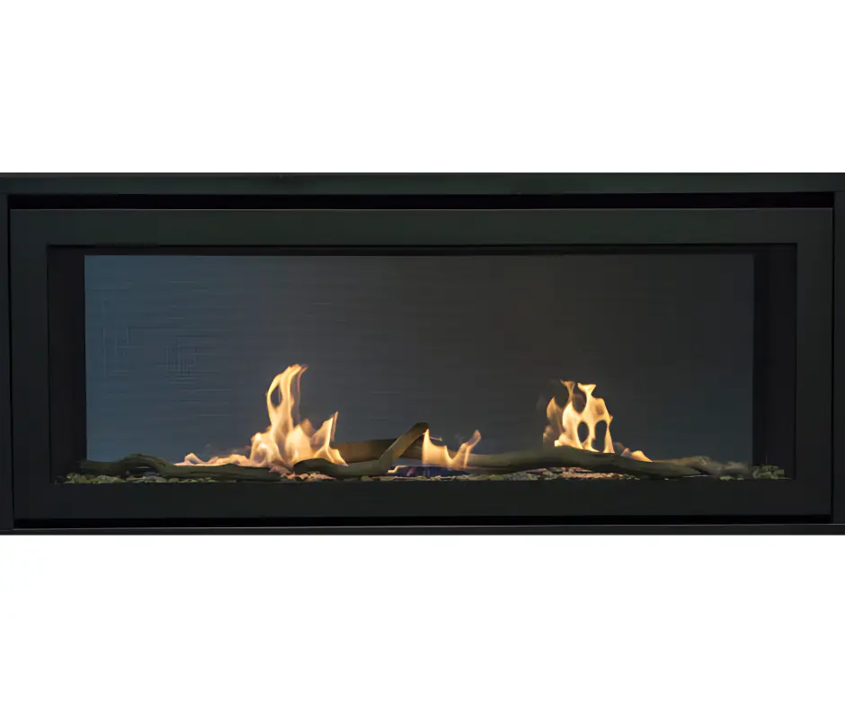 Vue détaillée du foyer au gaz double face Bonaparte 48, montrant le jeu de bûches de bois de grève et la transparence de l'appareil.