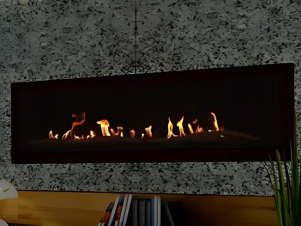 Design minimaliste avec le grand foyer au gaz linéaire Summit 65 de Savannah, encastré dans un mur foncé à la texture de granite pour un look moderne et audacieux.