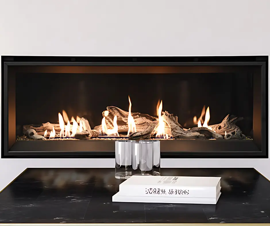 Foyer au gaz linéaire L44 de Pacific Energy, offrant un design épuré et moderne avec son option de bûches de bois de grève (driftwood).