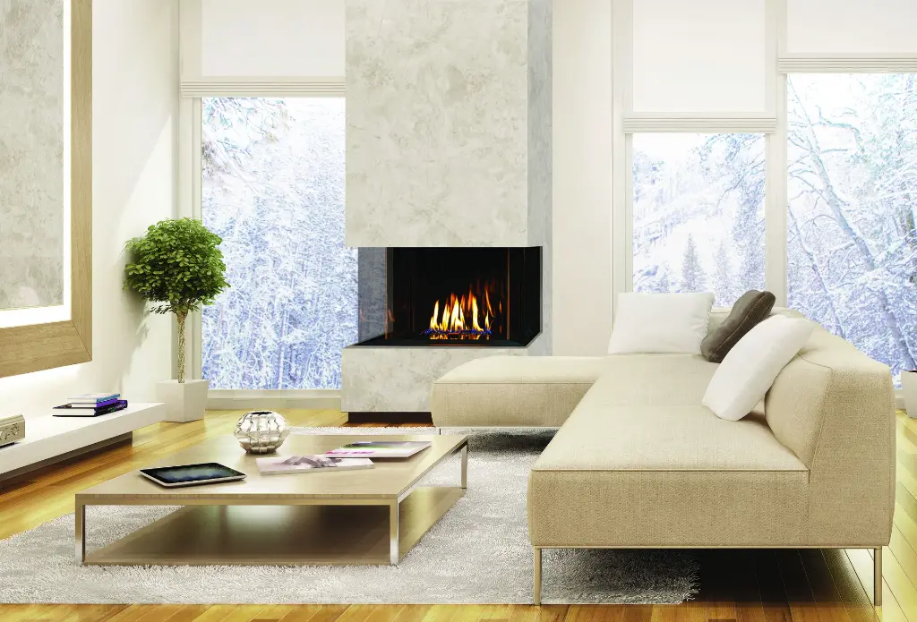 Foyer au gaz en baie à trois faces Urbana U30, créant un look luxueux dans une cheminée en marbre pleine hauteur avec vue sur l'hiver.