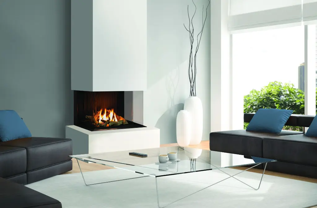 Foyer au gaz en baie Urbana U30 avec vue sur 3 côtés, servant de point focal dans un salon contemporain et minimaliste.
