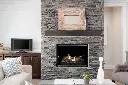 Foyer au gaz Sereno 37 d'Archgard au cœur d'un mur d'accent en pierres décoratives grises, complétant un décor de style "Modern Farmhouse" avec un mur adjacent en "shiplap" blanc.