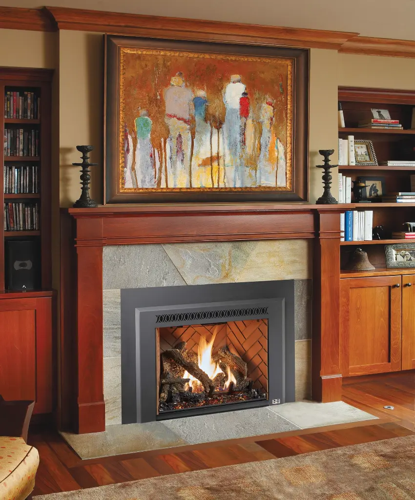 Foyer au gaz 616 Deluxe avec un intérieur en briques à motif de chevrons, dans un manteau de foyer en boiseries riches de style classique.