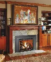 Foyer au gaz 616 Deluxe avec un intérieur en briques à motif de chevrons, dans un manteau de foyer en boiseries riches de style classique.