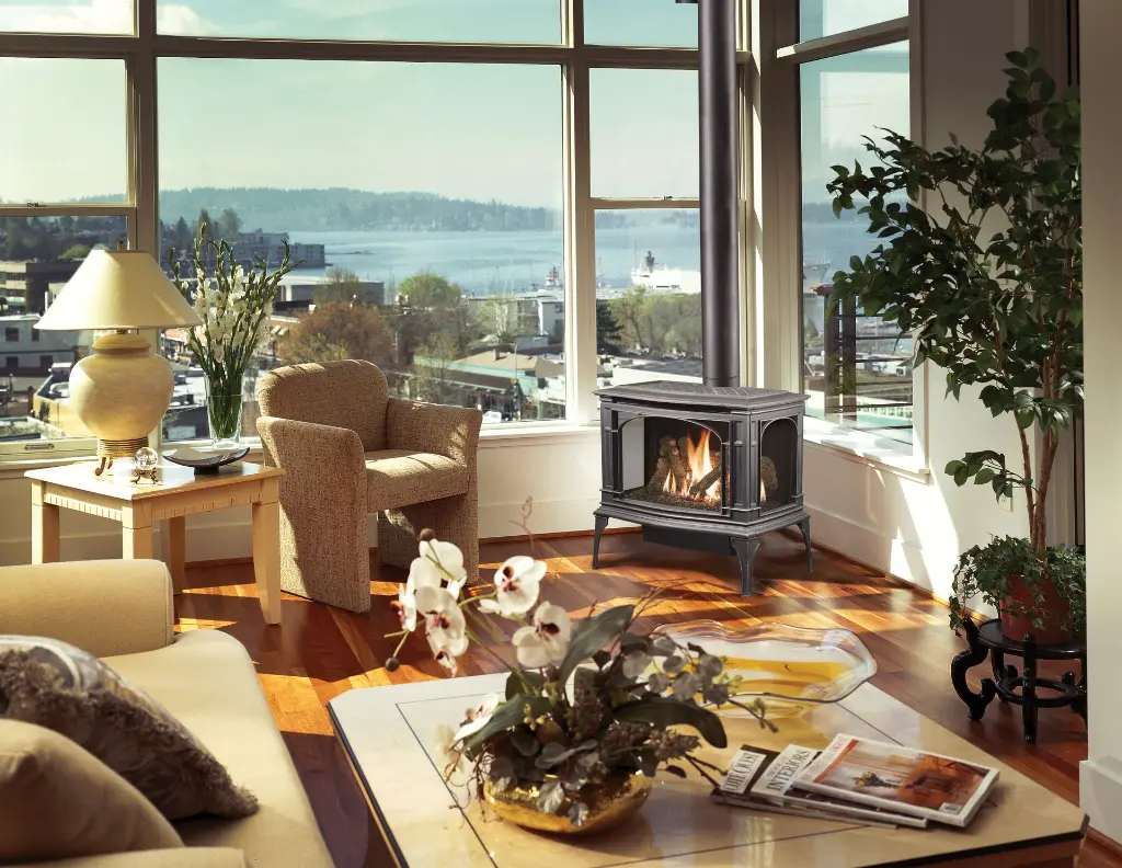 Grand poêle à gaz Greenfield de Lopi, offrant une large vue sur le feu et complétant une vue panoramique sur la ville et l'eau.