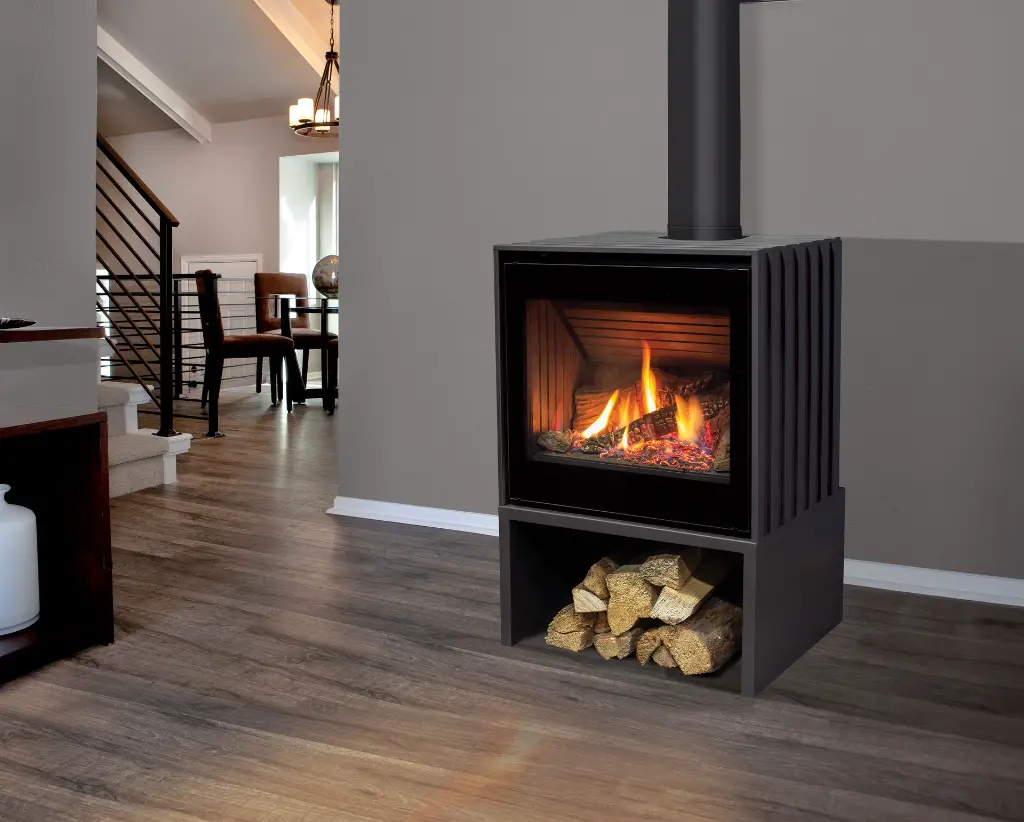 Version sur piédestal du poêle à gaz "Cube" d'Enviro, avec un espace de rangement pour bûches décoratives, dans un décor contemporain.