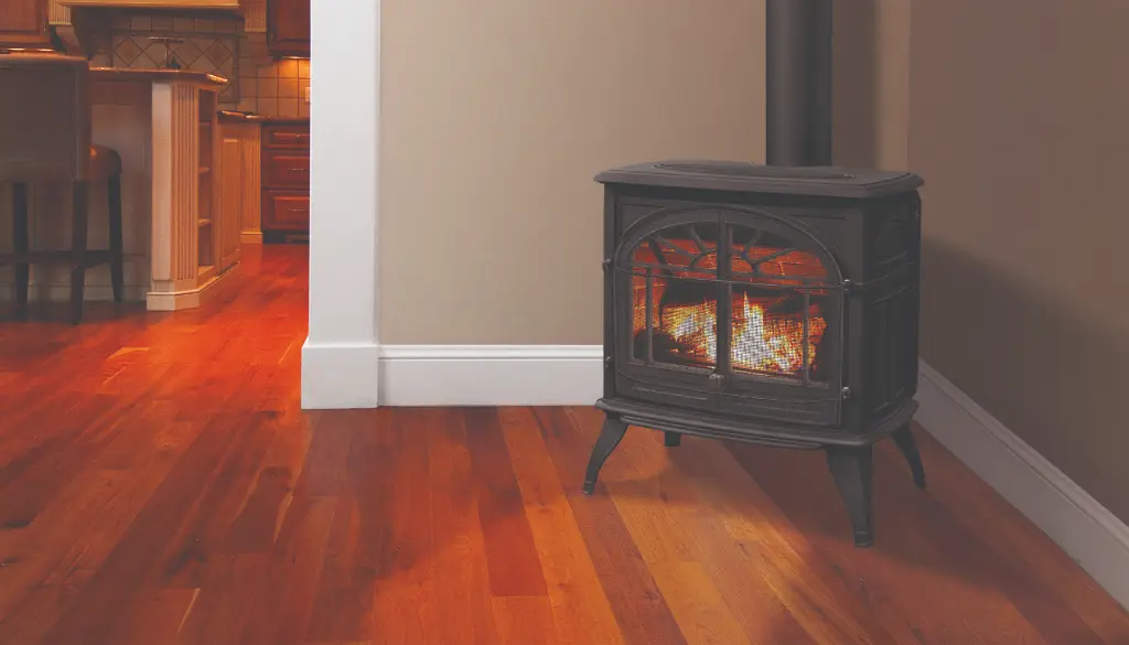 Poêle à gaz autoportant Westport d'Enviro en fonte noire, avec une façade arquée de style traditionnel, idéal comme source de chaleur classique.