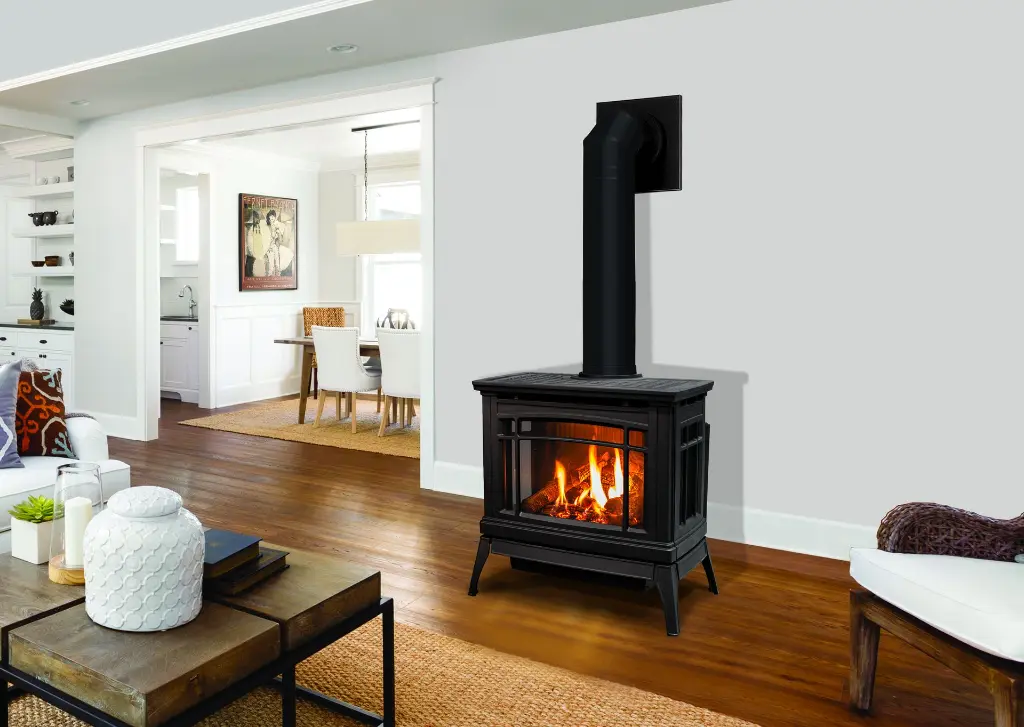 Poêle à gaz autoportant Westley de Lopi, offrant une large vue sur le feu grâce à ses trois côtés vitrés, dans un décor de salon de style transitionnel.