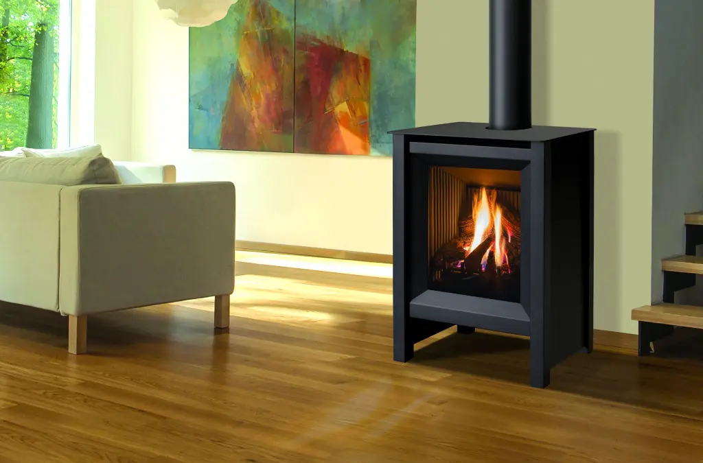 Poêle à gaz S20 de Marquis avec un design vertical et épuré, ajoutant une touche contemporaine à un salon avec plancher de bois franc.
