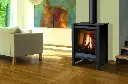 Poêle à gaz S20 de Marquis avec un design vertical et épuré, ajoutant une touche contemporaine à un salon avec plancher de bois franc.