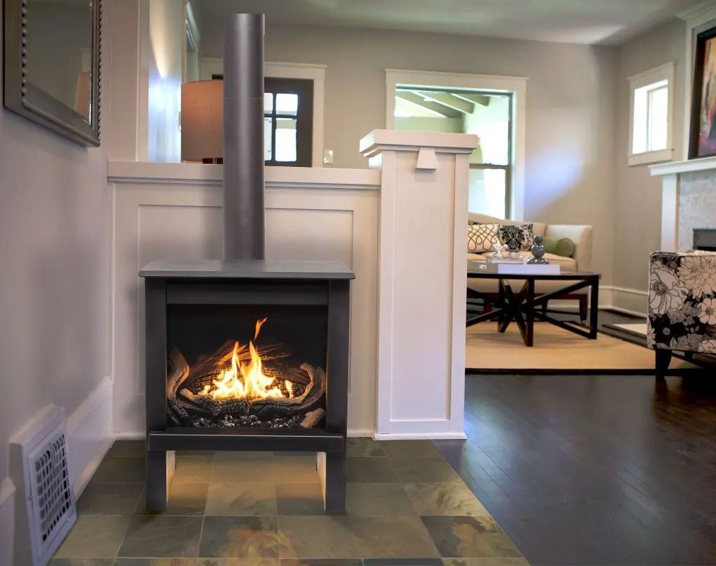 Poêle au gaz TN24 de True North, une solution de chauffage abordable et efficace au design simple et moderne, ici installé sur un plancher de tuiles d'ardoise.