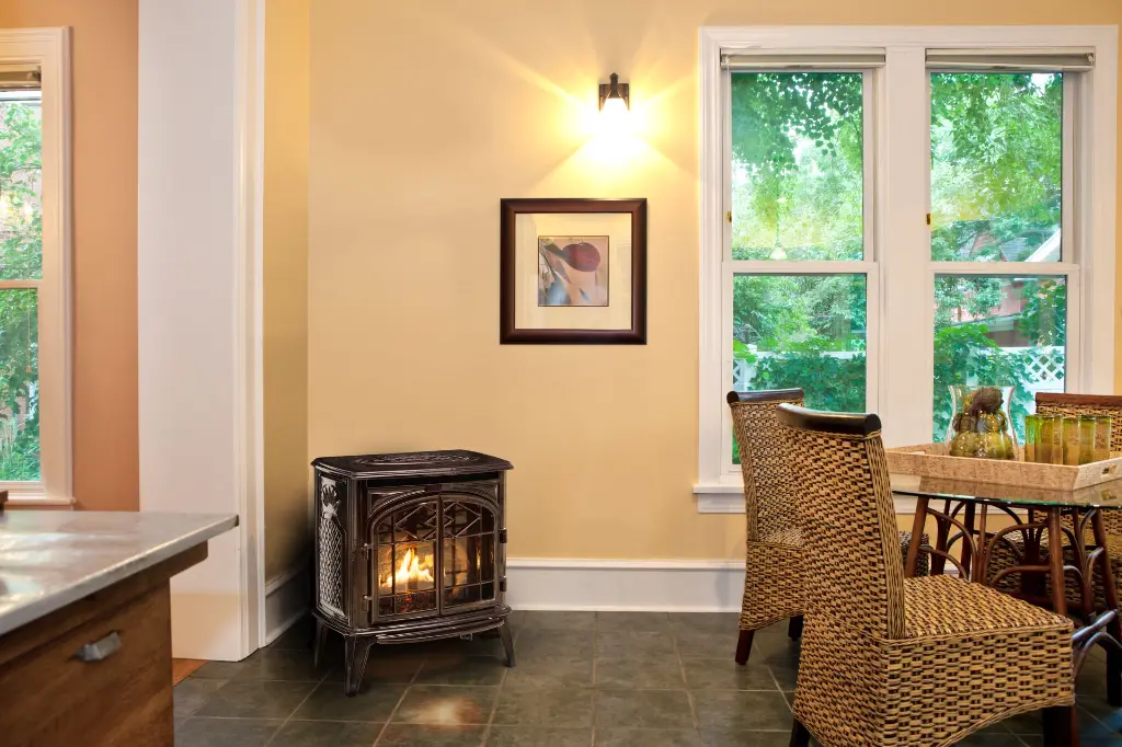 Poêle à gaz en fonte Trenton de Pacific Energy, une solution de chauffage abordable au style classique, idéal pour une salle à manger ou une cuisine.