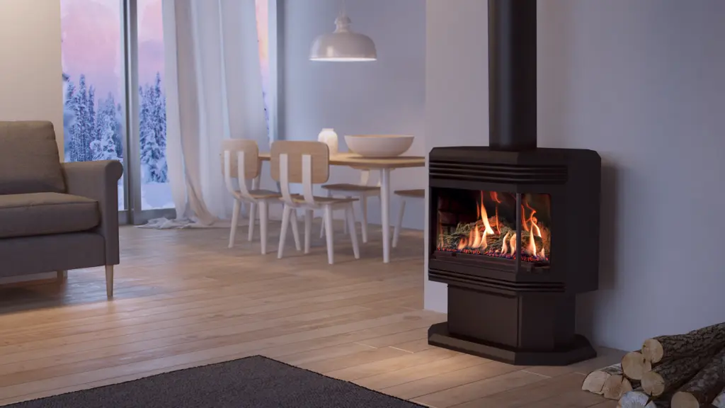 Poêle à gaz Optima 45 d'Archgard, offrant une vue sur trois côtés et un entretien facile grâce à sa vitre sur pentures, dans un décor scandinave moderne.