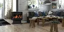 Look "Modern Farmhouse" avec le poêle à gaz Optima 45 d'Archgard, un choix pratique avec sa vitre facile à nettoyer, dans un salon avec murs de lattes de bois.