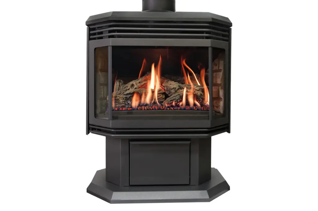 Poêle à gaz autoportant Optima 45 d'Archgard, combinant une vue sur trois côtés et un nettoyage simplifié, avec une option d'intérieur en briques grises.