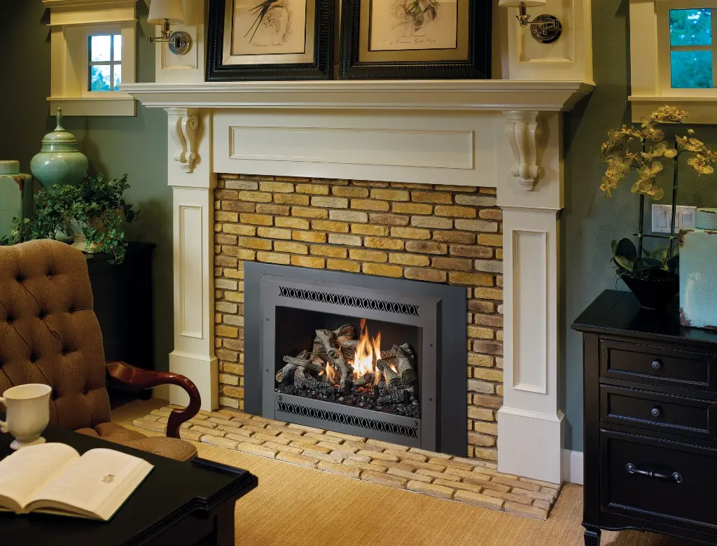 Insert au gaz 34 DVL de FireplaceXtrordinair ajoutant chaleur et efficacité à un foyer en brique pâle avec un manteau de foyer blanc classique.