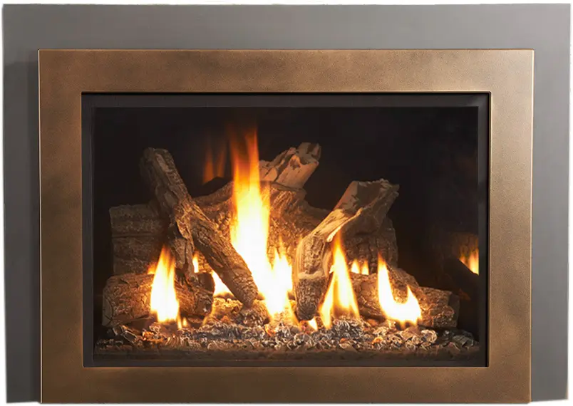 Gros plan sur l'insert au gaz Jotul GI 535, mettant en valeur le contour en acier de couleur bronze et les bûches réalistes en céramique.