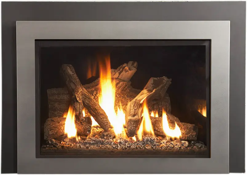 Vue détaillée de la façade en acier brossé de l'insert au gaz Jotul GI 535, une finition parfaite pour un décor contemporain ou industriel.